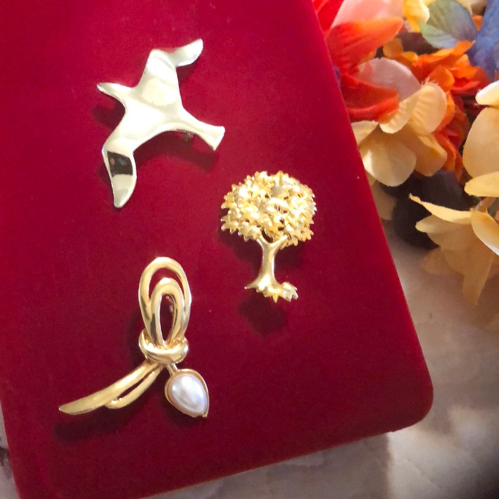 Vintage gold tone brooch bundle